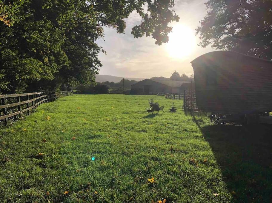 Villa Aspen Leaves: The Perfect Farm Retreat Graffham Esterno foto